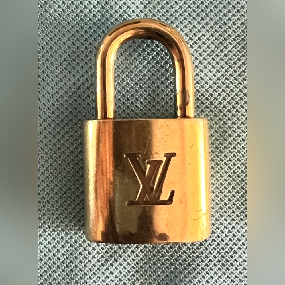 Louis Vuitton Padlock No Key # 319